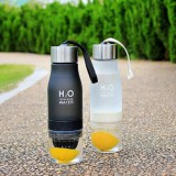GetWell H2O 650ml-es BPA mentes műanyag kulacs gyümölcs facsaróval fekete színben