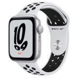 Apple Watch Nike SE (v2) GPS 44mm ezüstszínű alumíniumtok, platinaszín-fekete Nike sportszíj (MKQ73HC/A) (MKQ73HC/A) - Okosóra